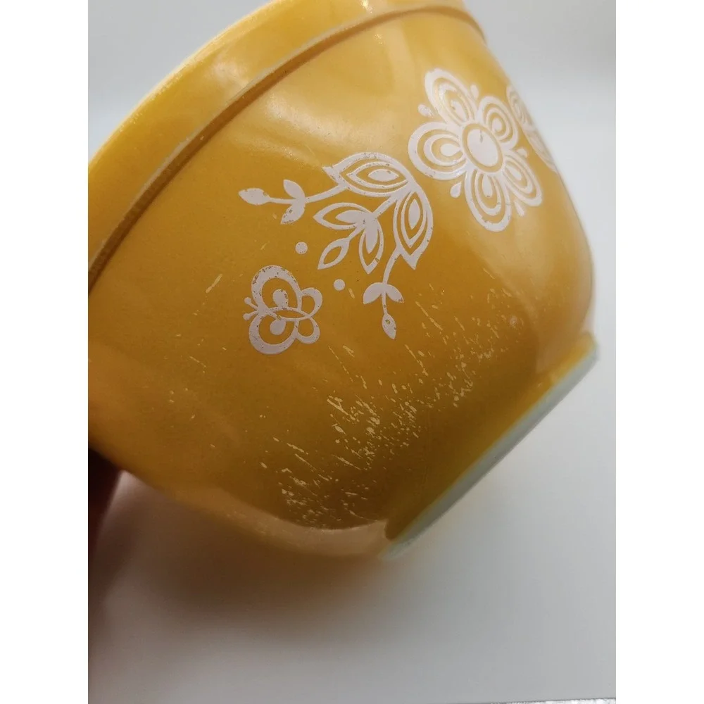 Vintage Pyrex 401 1.5-pint mixing bowl in the Golden Butterfly pattern